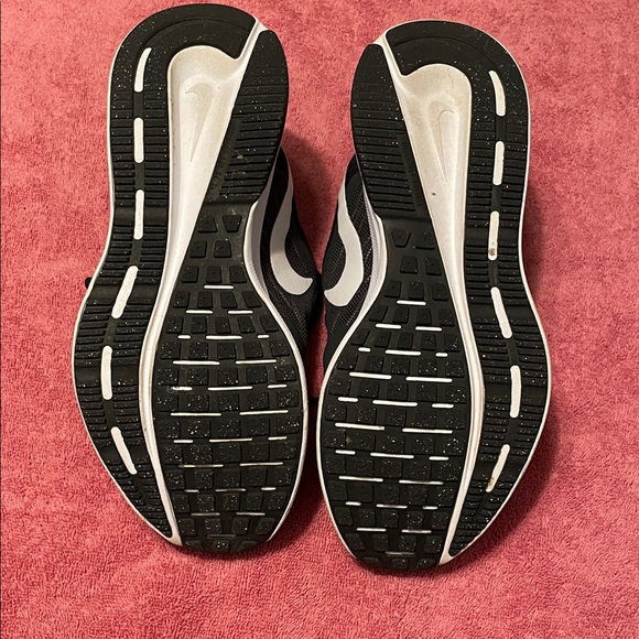 Nike Black and White Athletic Shoes - Picture 10 of 10